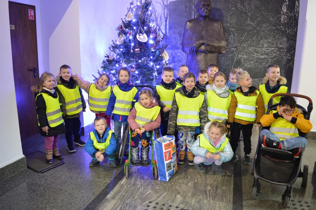 „Świąteczna magia w Urzędzie Miejskim – przedszkolaki ubierają choinkę”