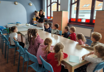 Grupa II „Smerfy” z wizytą w Miejskiej Bibliotece Publicznej
