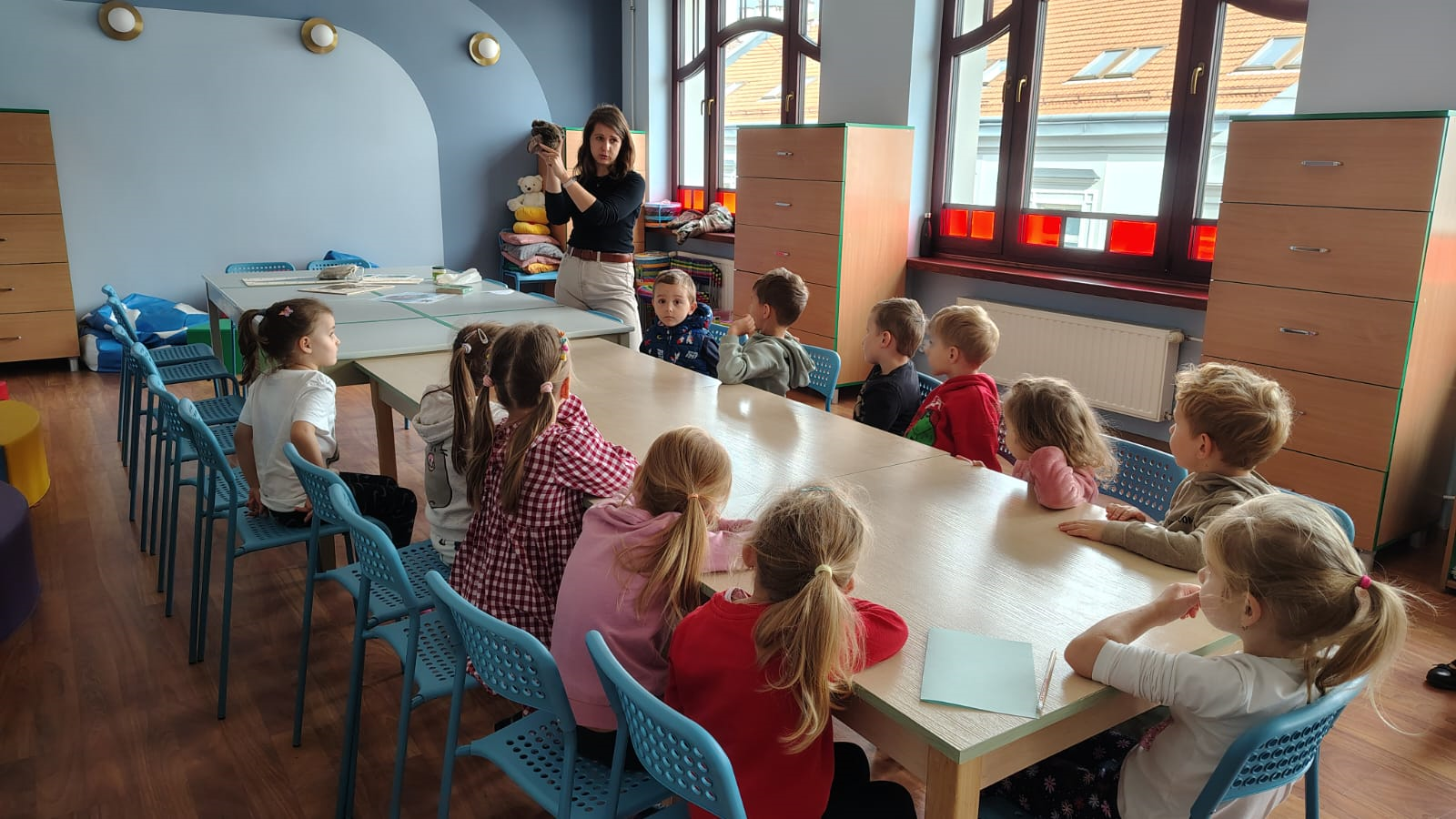 Grupa II „Smerfy” z wizytą w Miejskiej Bibliotece Publicznej